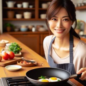 remy レミパンのフライパンを使って料理をしている40代日本人女性をイメージした画像