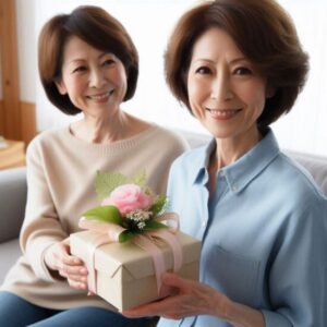 母の日にプレゼントをもらって、喜んでいる日本人60歳の女性