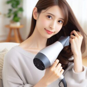 20代の女性がヘアドライヤーで髪を綺麗にかわかしている。